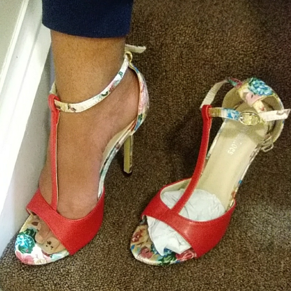 Size 9 shoe cant fit never worn.Try on for pic